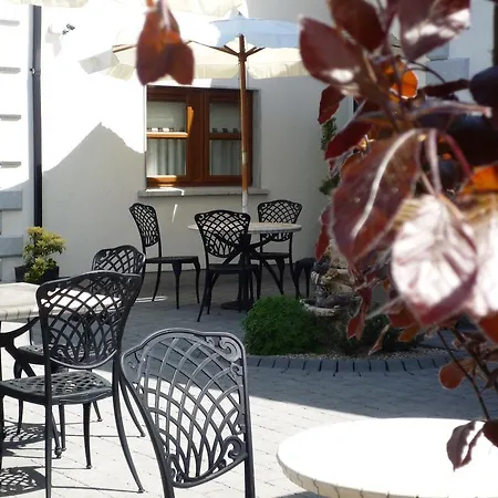 فندق مبيت وإفطار Avlon House كارلو