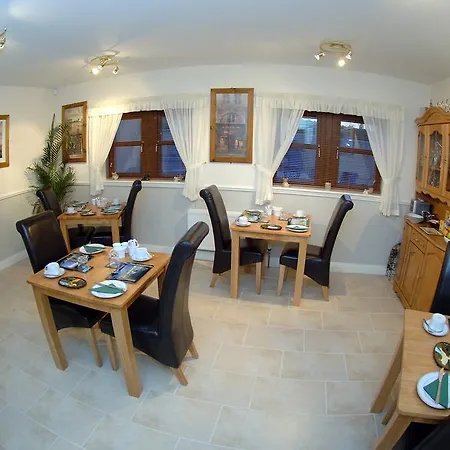 לינה וארוחת בוקר Avlon House 4*