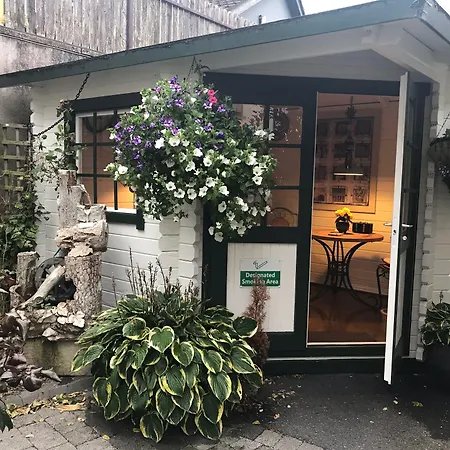 Bed & Breakfast Avlon House 4*